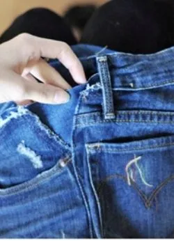 Jeans pentru femeile gravide cu mâinile lor