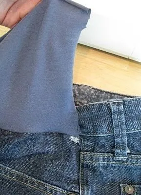 Jeans pentru femeile gravide cu mâinile lor