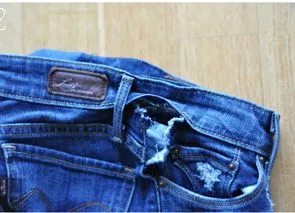 Jeans pentru femeile gravide cu mâinile lor