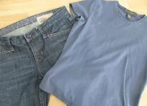 Jeans pentru femeile gravide cu mâinile lor