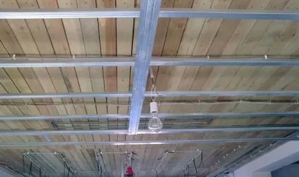 Gips-carton la tavan din lemn