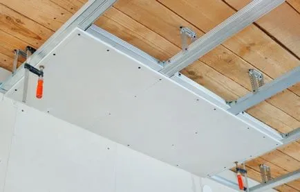 Gips-carton la tavan din lemn