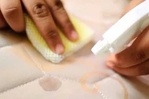 Hogyan tisztítsa meg a matrac otthon, hogy megszabaduljon a foltok, a hatásos