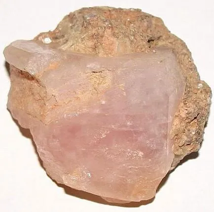 Kő Morganite (különféle berill) leírása mágikus tulajdonságait, és jelei az állatöv