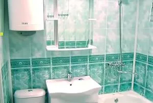 Decorarea peretilor cu panouri din material plastic într-o baie de dimensiunea panourilor de plastic pentru instalare, unelte