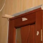 Подготовка на вратата, демонтирането на старата врата, мазилка