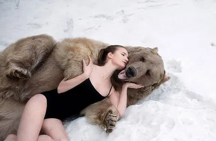 Modelul românesc în animal sălbatic îmbrățișeze o sedinta foto uimitoare cu un urs brun