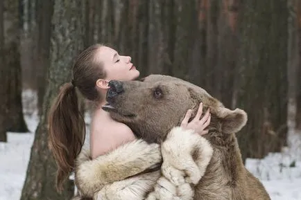 Modelul românesc în animal sălbatic îmbrățișeze o sedinta foto uimitoare cu un urs brun