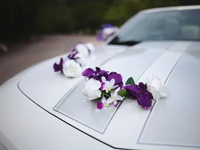 Esküvői virágkötészet, dekoráció esküvői autó, esküvői autó Sevastopol
