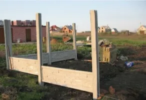 gard din beton armat cu mâinile fotografia lui