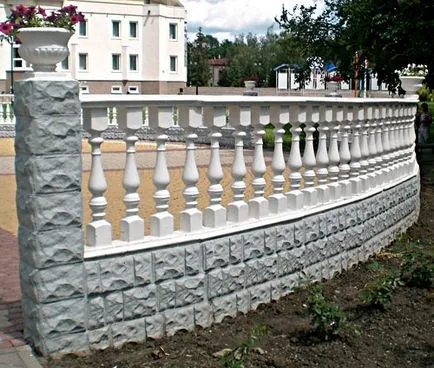 gard din beton armat cu mâinile fotografia lui