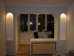 Design-ul dintr-un living cu un balcon și opțiuni pentru combinarea design-