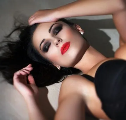 Fotografii seara make-up sub rochia neagră pentru brunete