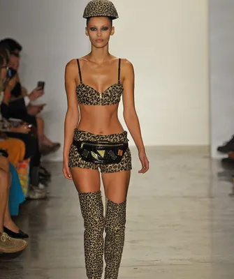 Stilul de îmbrăcăminte urban - imagine de leopard și de leopard de imprimare la moda