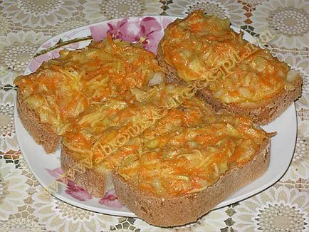 Горещи сандвичи с яйца, лук, картофи и моркови