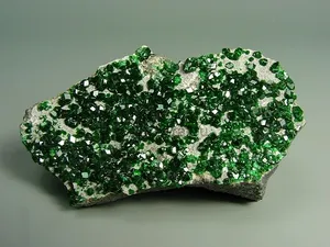 Emerald uvarovite, положителните свойства на камъка и ефектът върху знаците на зодиака