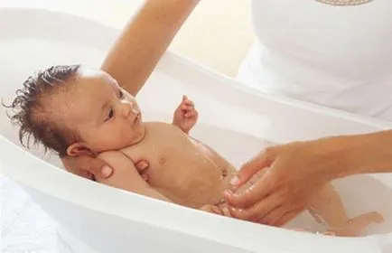 Hogyan mossa meg a haját egy újszülött az alapvető szabályokat