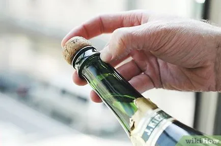 Как да отворите бутилка шампанско сабя