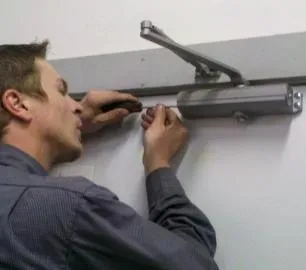 Как да се ремонтира за затваряне на вратата на видео, фото