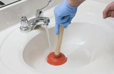 Hogyan tisztítsa meg a dugulás a csőben, WC, fürdő és konyhai mosogató népi jogorvoslati nélkül dugattyú