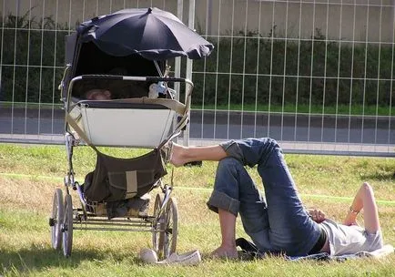 Hogyan kell tanítani a gyermeket, hogy aludni a babakocsi az utcán