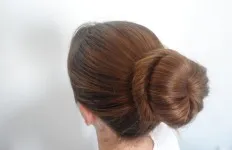Hogyan készítsünk egy csomó fánk zokni haj