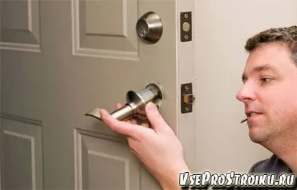 Cum să eliminați și să demontați mânerul ușii