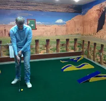 Pe măsură ce elevii au deschis un teren de mini-golf