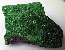 камък uvarovite