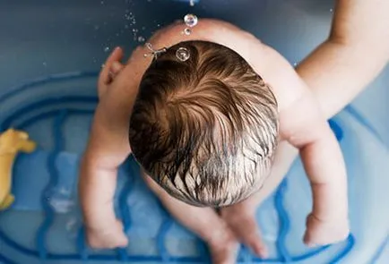 Mikor és hogyan kell mosni a fejét újszülött