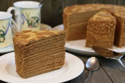 Kalács a torta a serpenyőben egyszerű, méz, sűrített tej