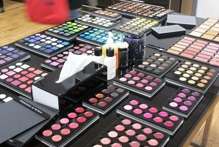 Козметична Inglot червило, пигменти, лакове за нокти, прах