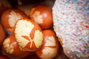 Vopsea de ouă pentru Paște cu mâinile lor! Traditii, metode, tehnici