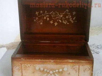 master-class pe decupaj pe cutie veche de lemn