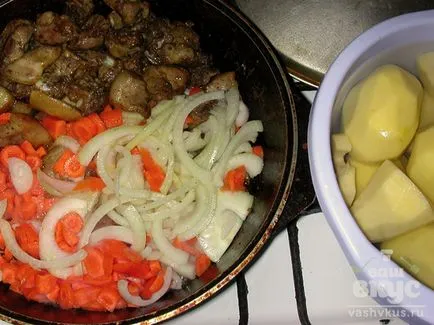 Fiatal sertés pörkölt burgonya és a zöldségek (lépésről lépésre recept fotók)