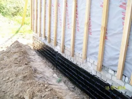 Възможно ли е да се защити стената на дървен навес от дъжда и izospanom