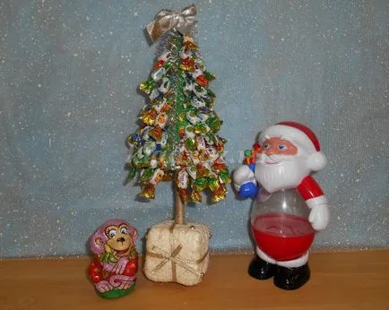 Karácsonyfa készült édességek kezével