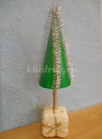 Karácsonyfa készült édességek kezével