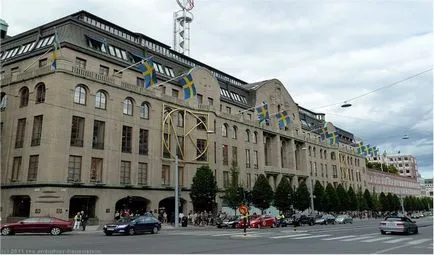 Monumentul de pui traversează strada