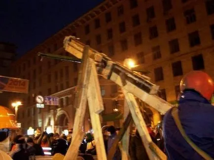 Tól katapult katapult - tüntetők rögtönzött eszközökkel