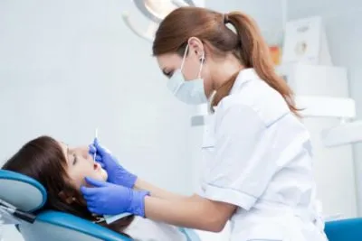 Material de umplere în sinusul maxilar, care face corp străin după extracția dentară,