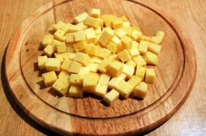 Salata cu ananas, carne de pui și brânză