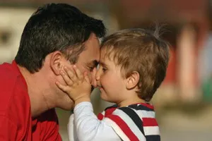 A szerepe az apa a gyermekek neveléséért a családban, annak célja és felelősségét gyermeknevelés