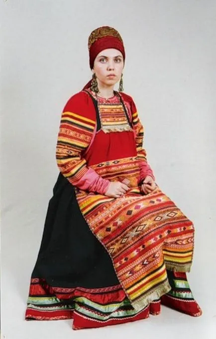 costum românesc