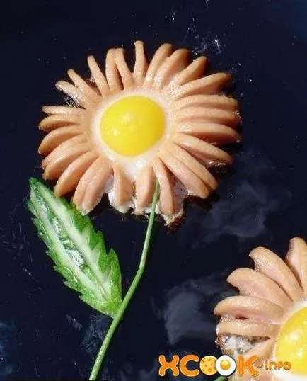 Kolbász százszorszép - mint a sütés kolbászt és rántottát formájában egy virág