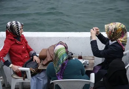 Tinuta femei turcești în fotografia din Istanbul