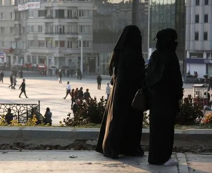 Tinuta femei turcești în fotografia din Istanbul