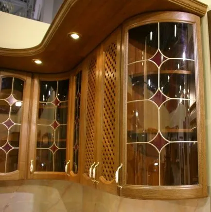 Sticla Fațade pentru caracteristici de design de bucătărie și varietate de materiale