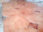Csemperagasztás a padlón - gépek szóló padlólapok