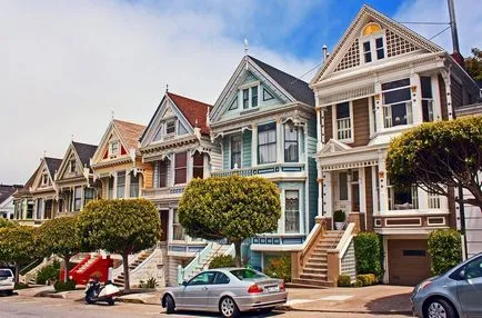 Щайнер Стрийт (Щайнер) в Сан Франциско, със своите къщи във викториански стил, боядисани дами - туристическа